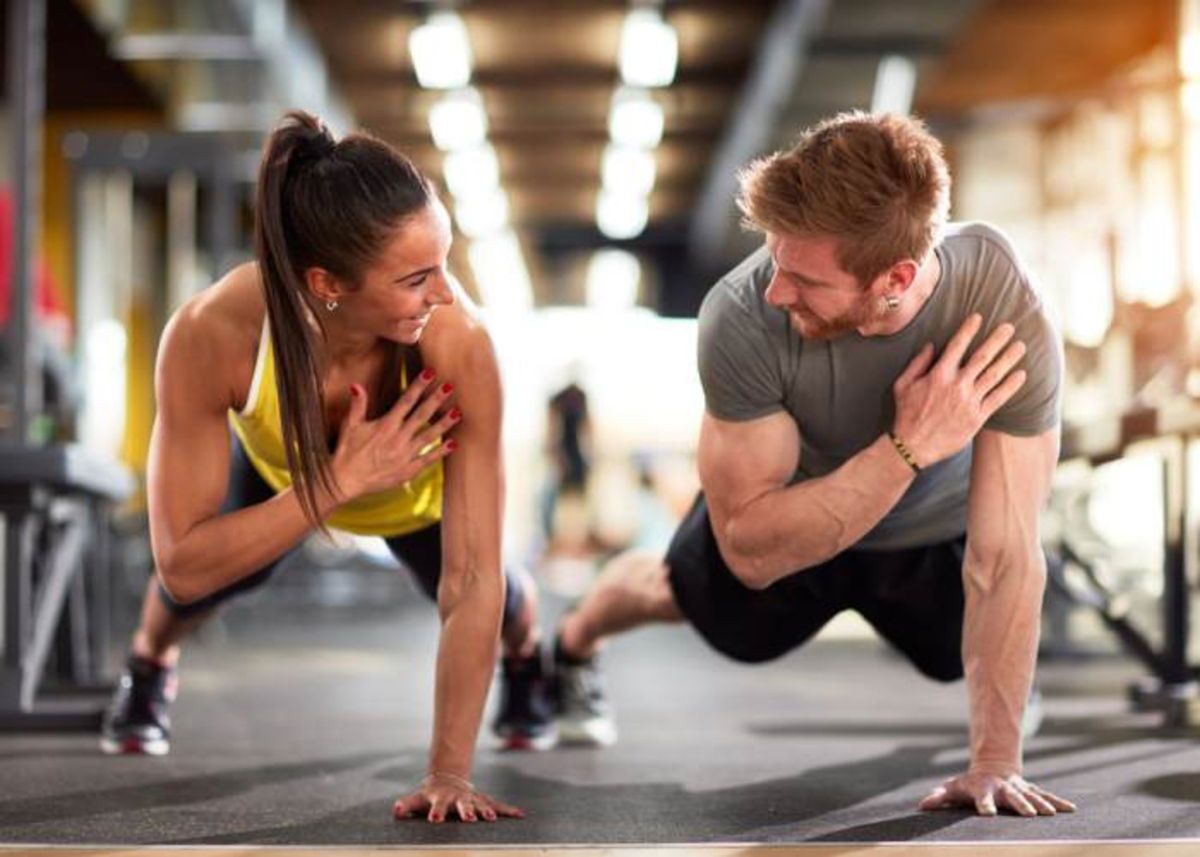 Personas ejercitándose