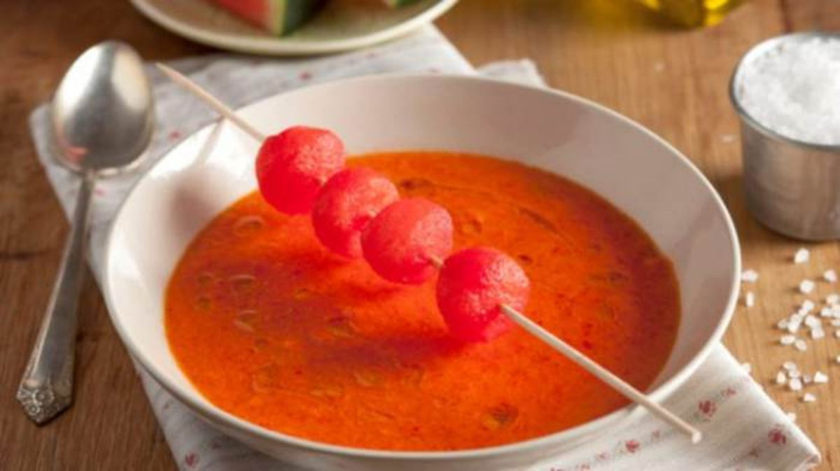 Plato con sopa de sandía y mango