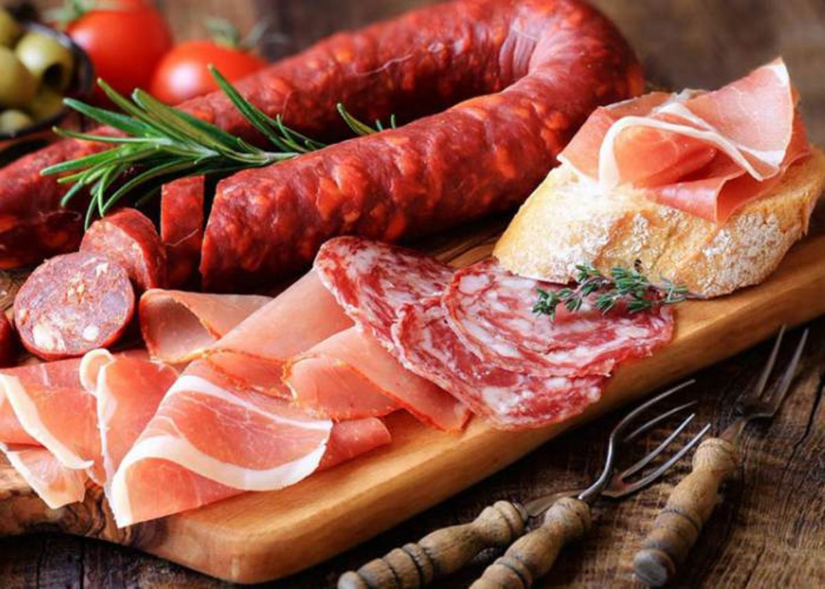 Tabla con embutidos y charcutería