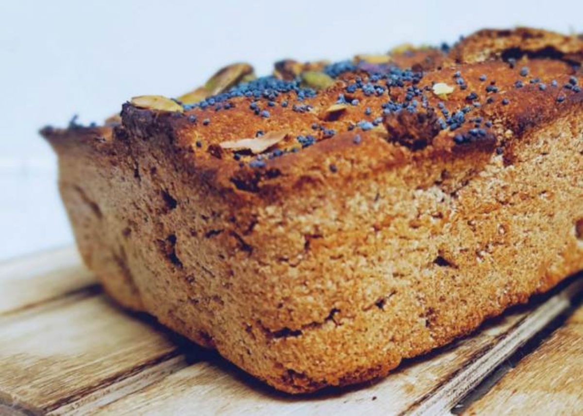 Budín de plátano sobre tabla