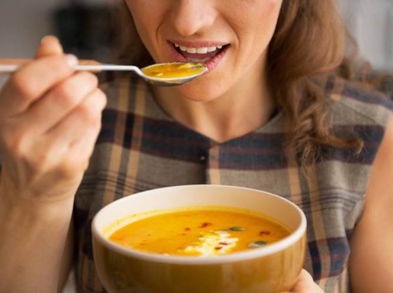 Baja de peso comiendo sopa