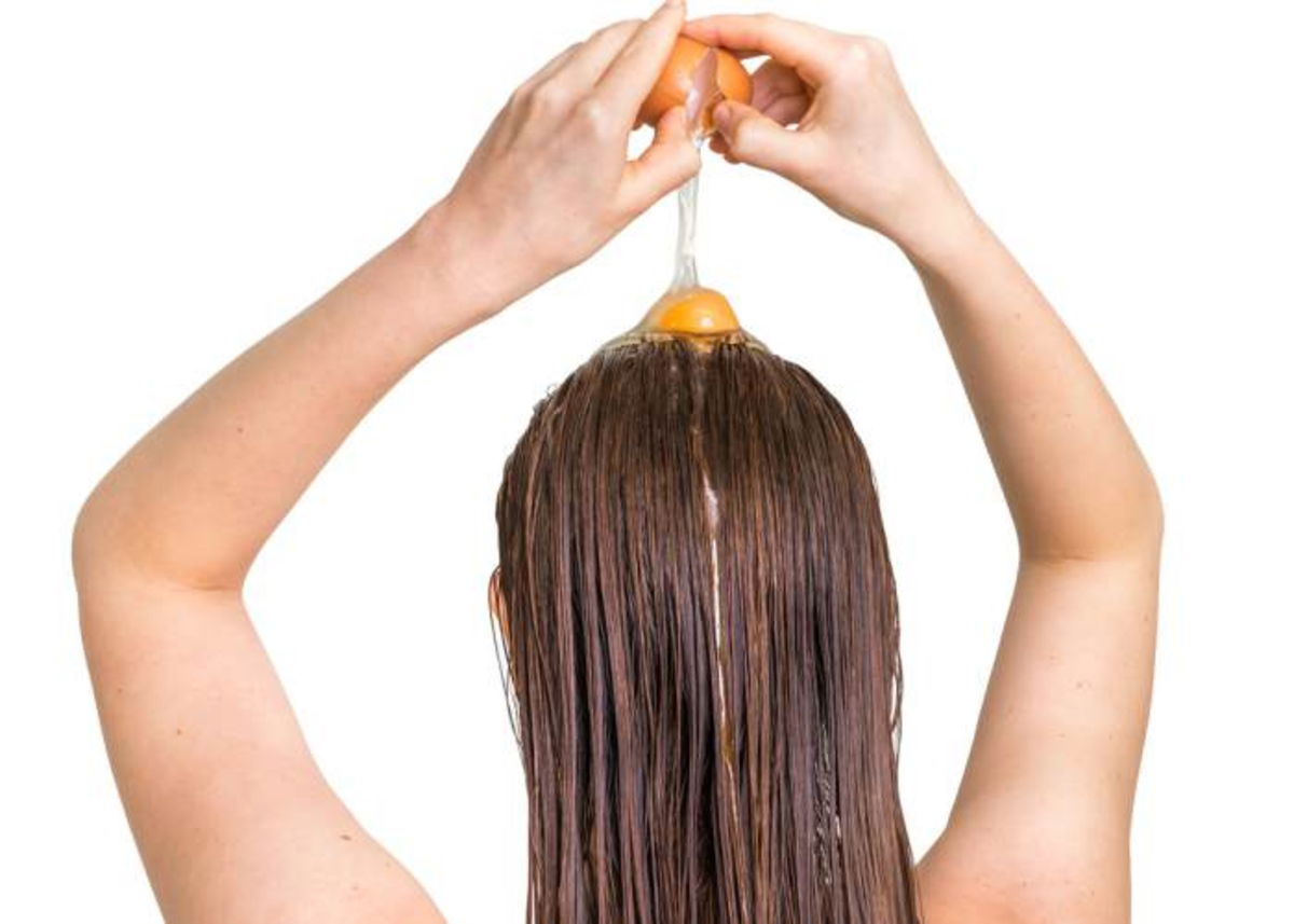 Mujer con huevo cabeza