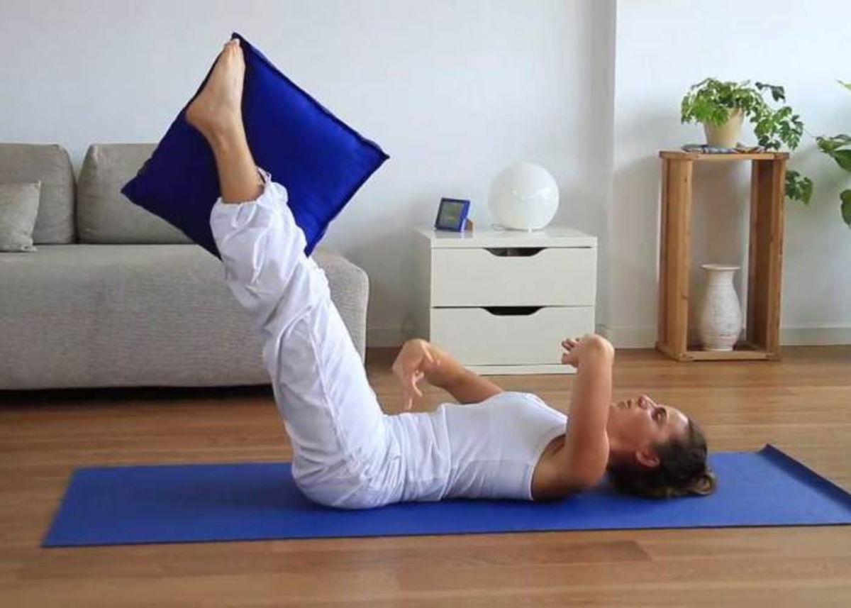 Mujer ejercitándose con cojín