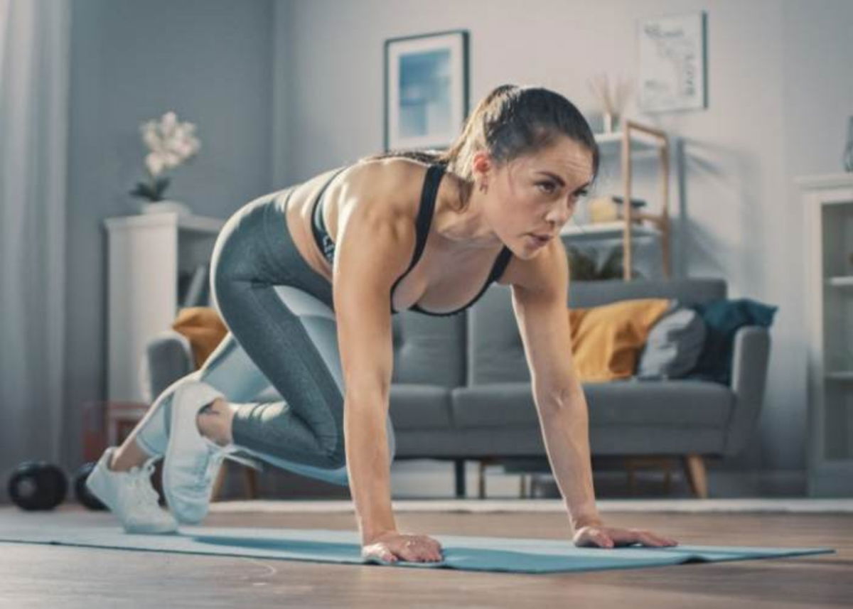 Mujer realizando ejercicio casa