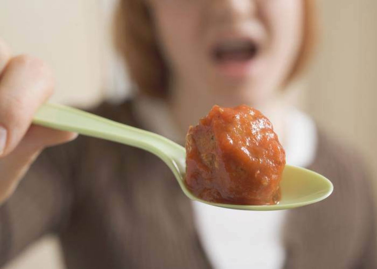 Mujer sosteniendo cuchara comida