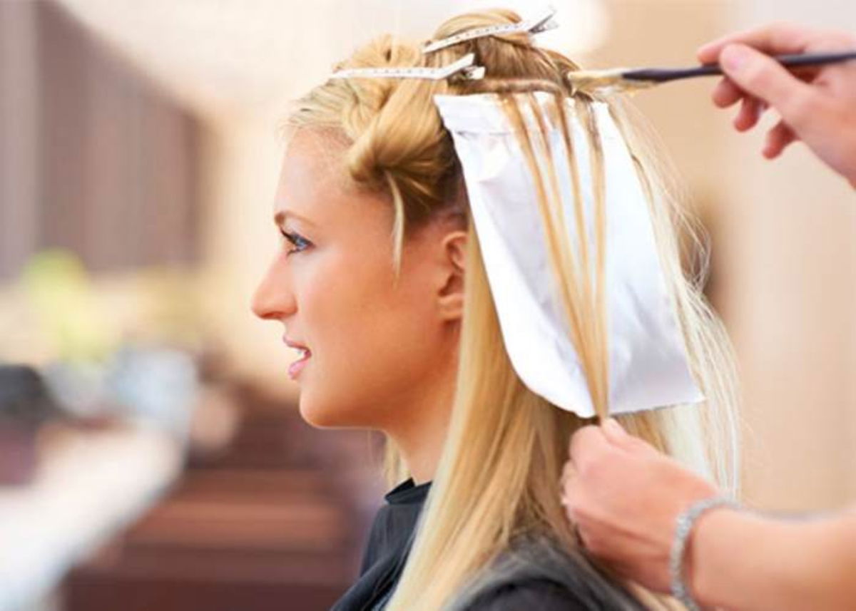 Mujer tiñiéndose cabello
