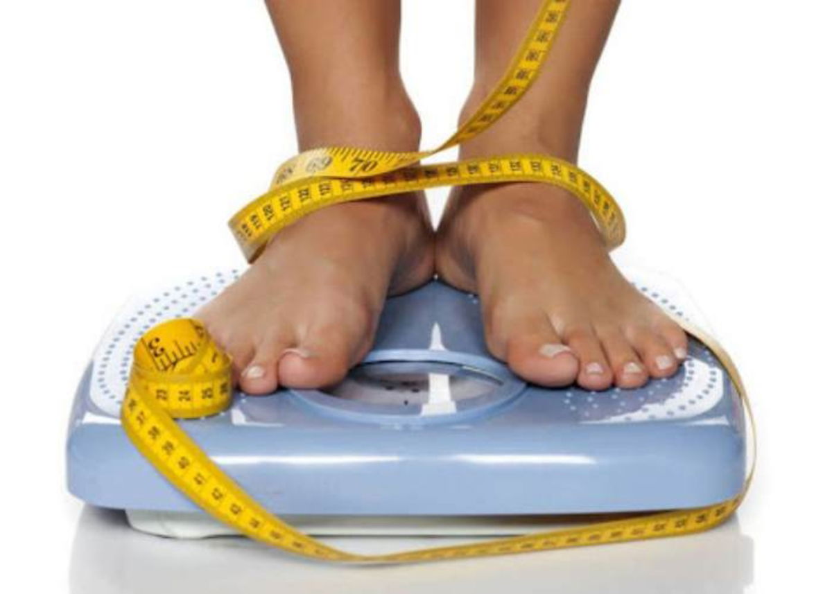 Persona sobre báscula