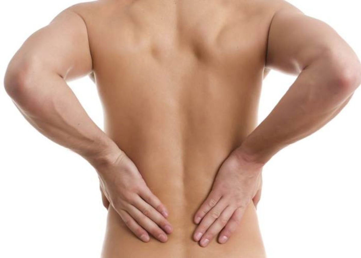 Persona tocando espalda baja