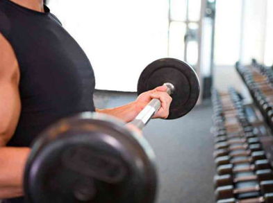 Evita accidentes al entrenar con mancuernas y discos