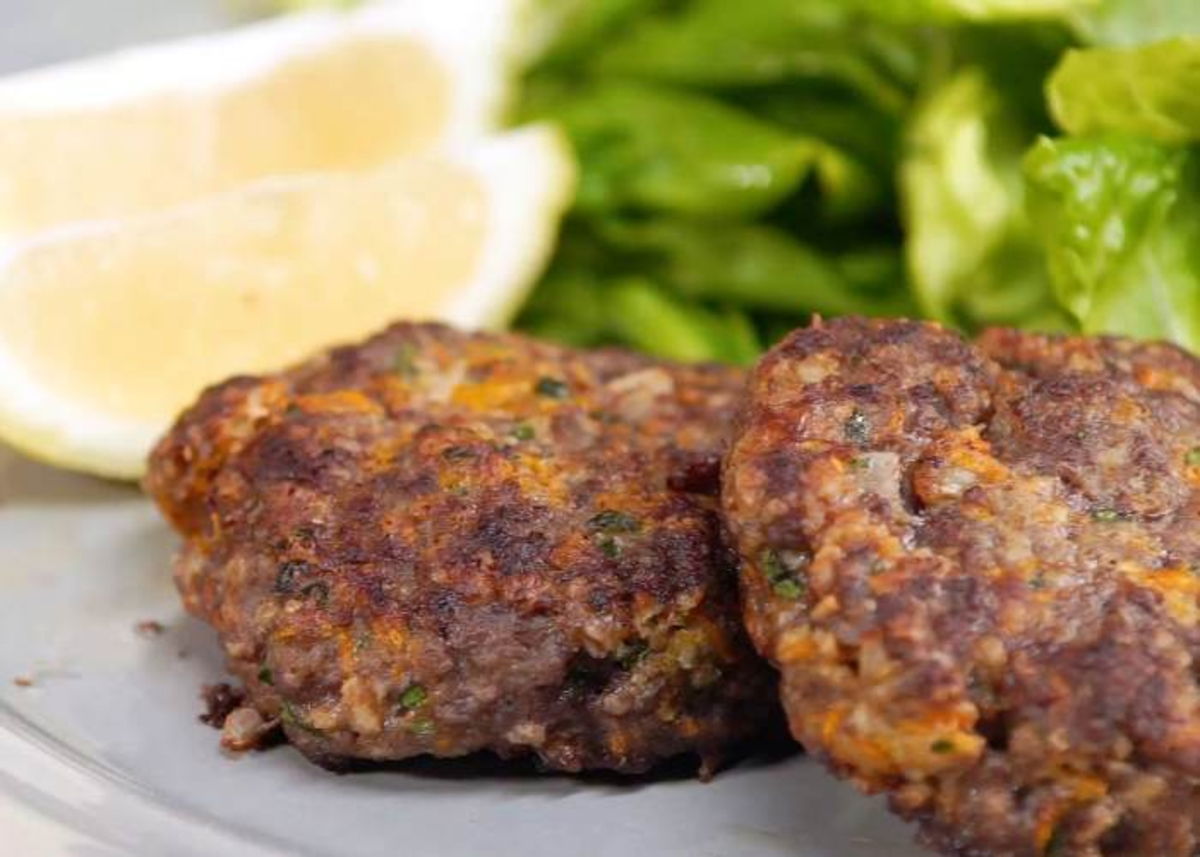 Plato con tortita y ensalada
