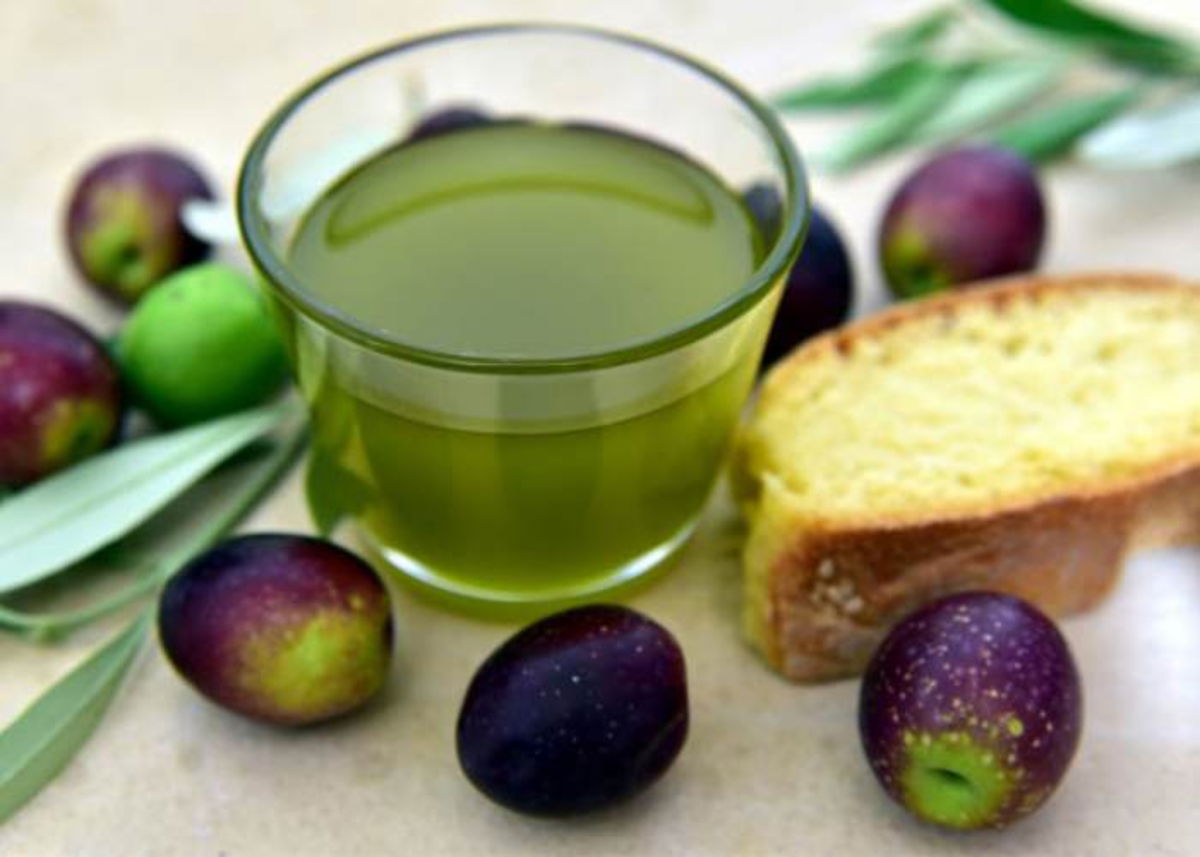 Aceite de orujo y aceitunas