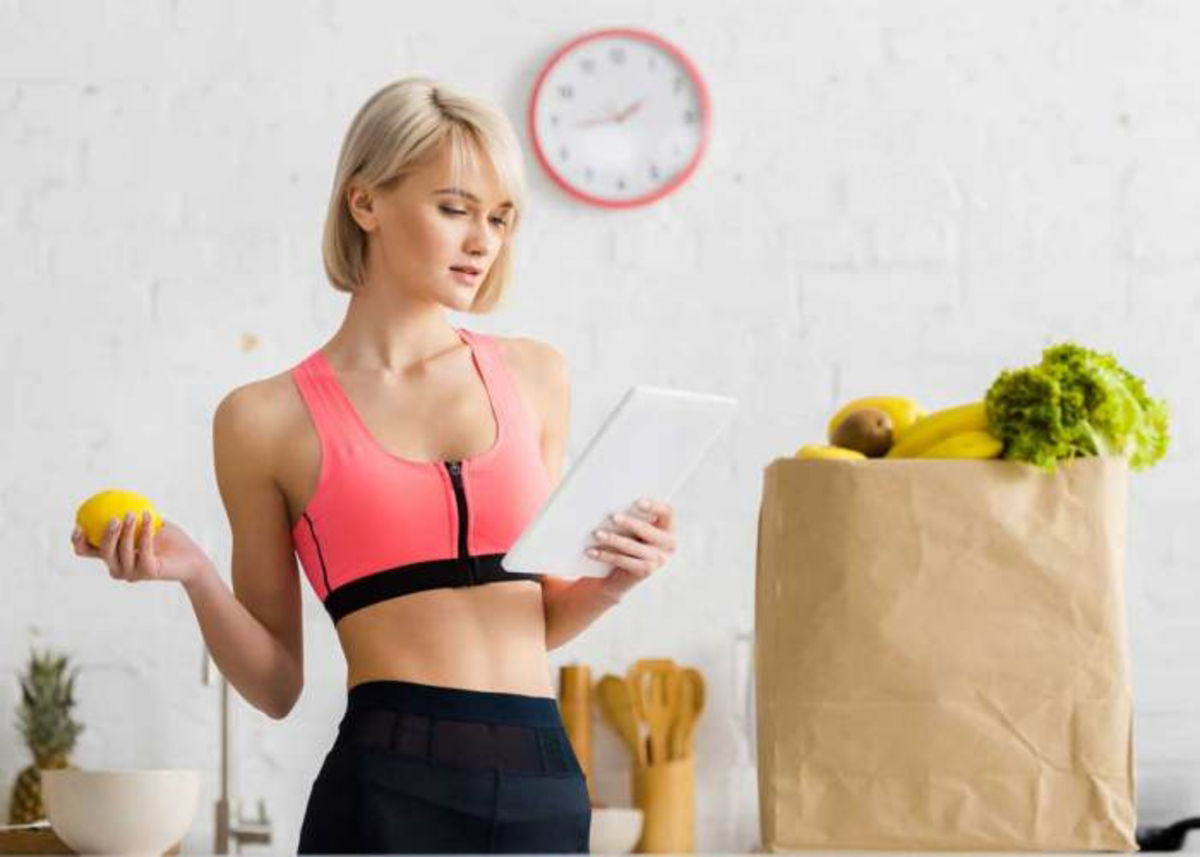 Mujer checando lista alimentos