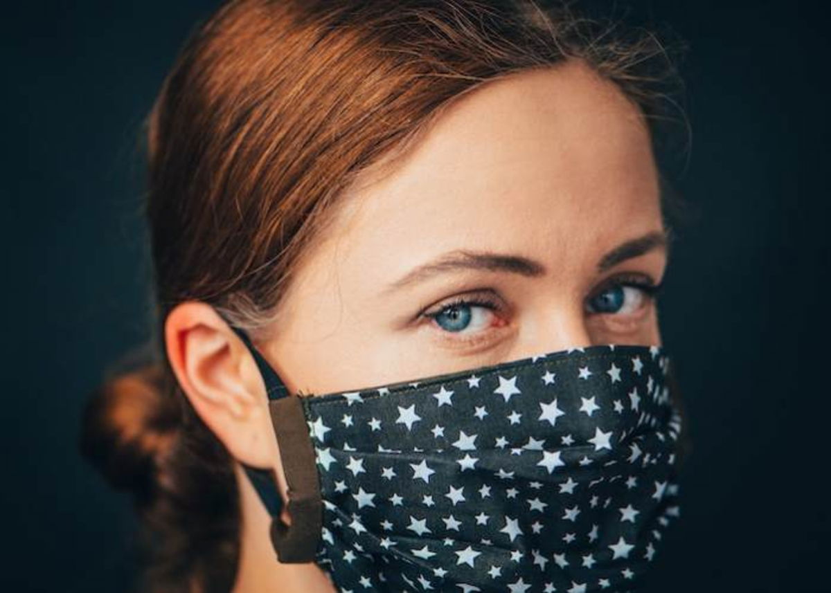 Mujer con cubrebocas