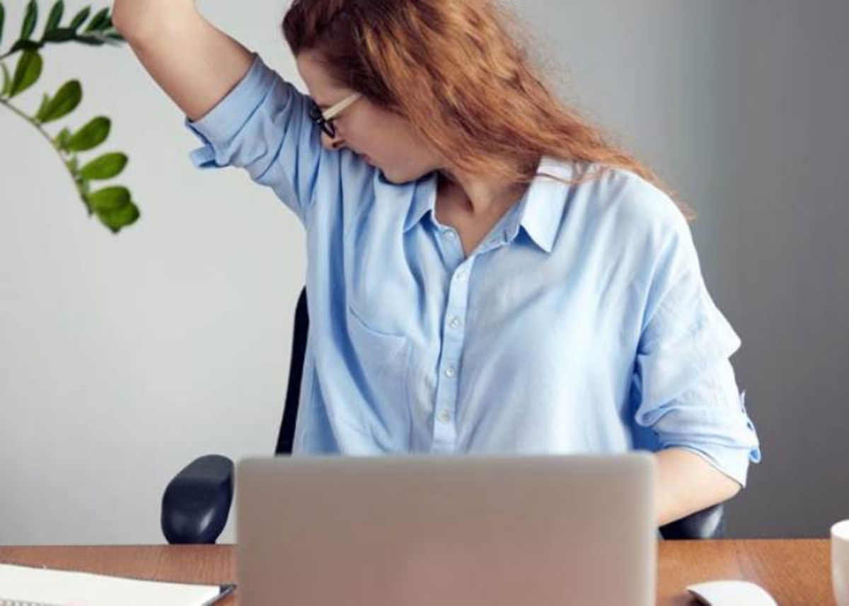 Mujer oliendo axila