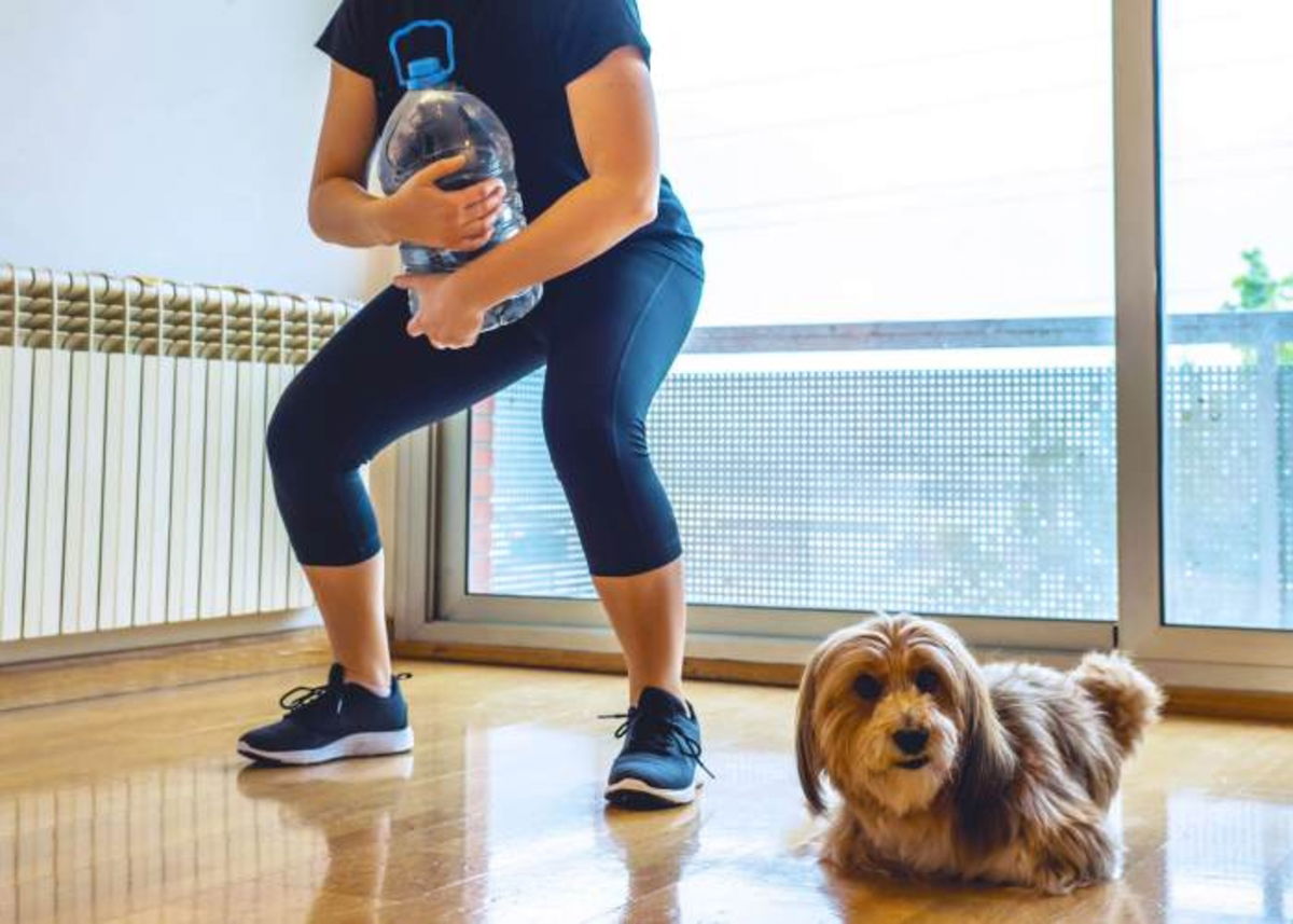 Persona cargando garrafón