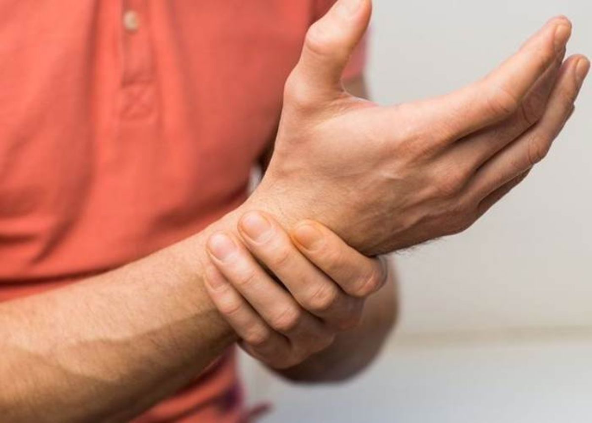 Persona tomando muñeca