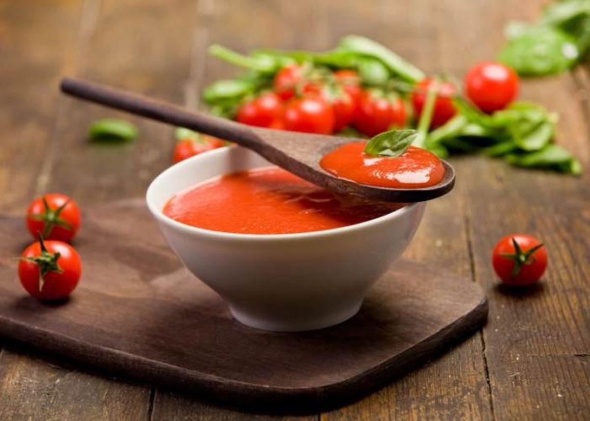 Plato con sopa de tomate