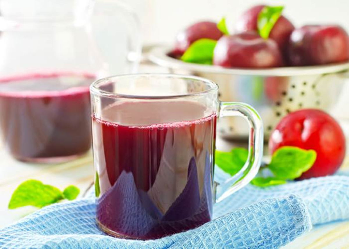 Taza con zumo y frutas