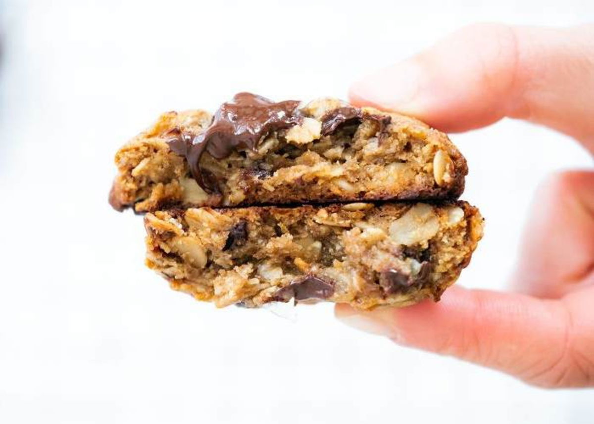 Mano tomando galleta