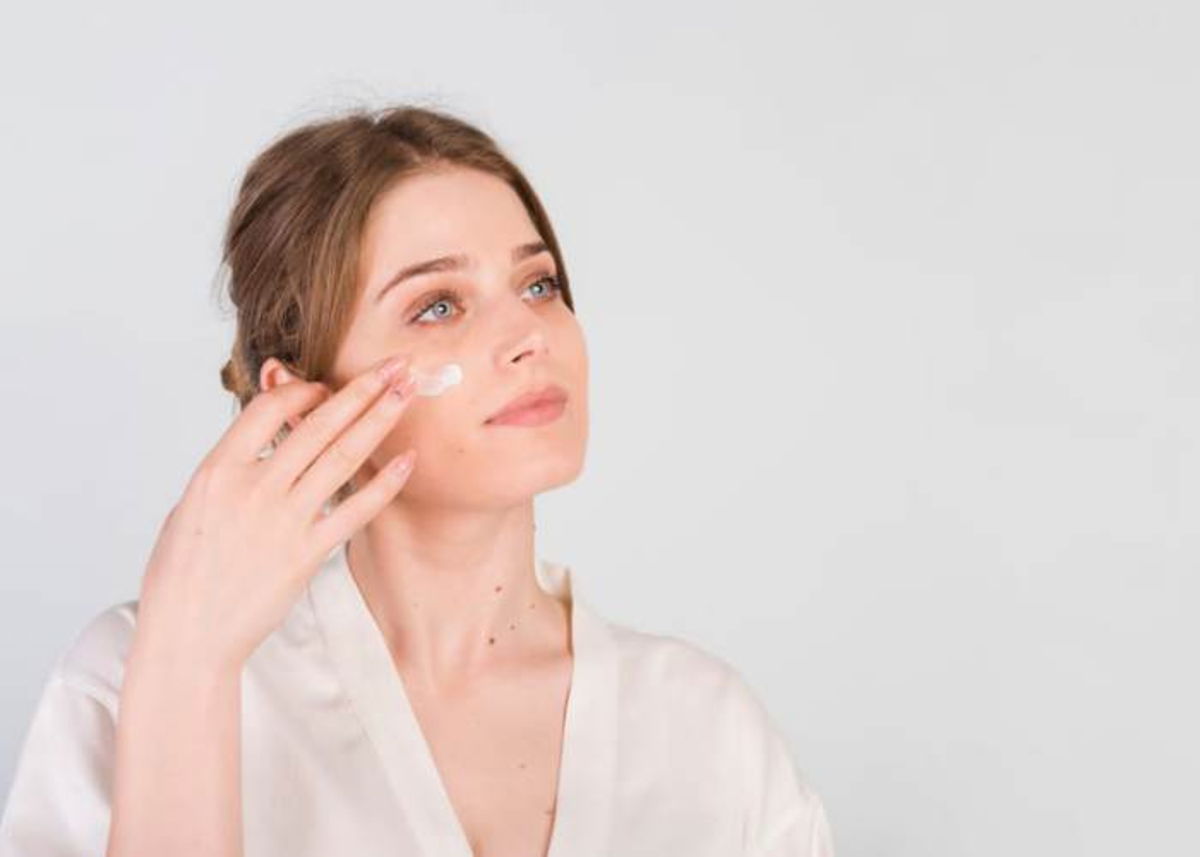 Mujer colocándose cremas rostro