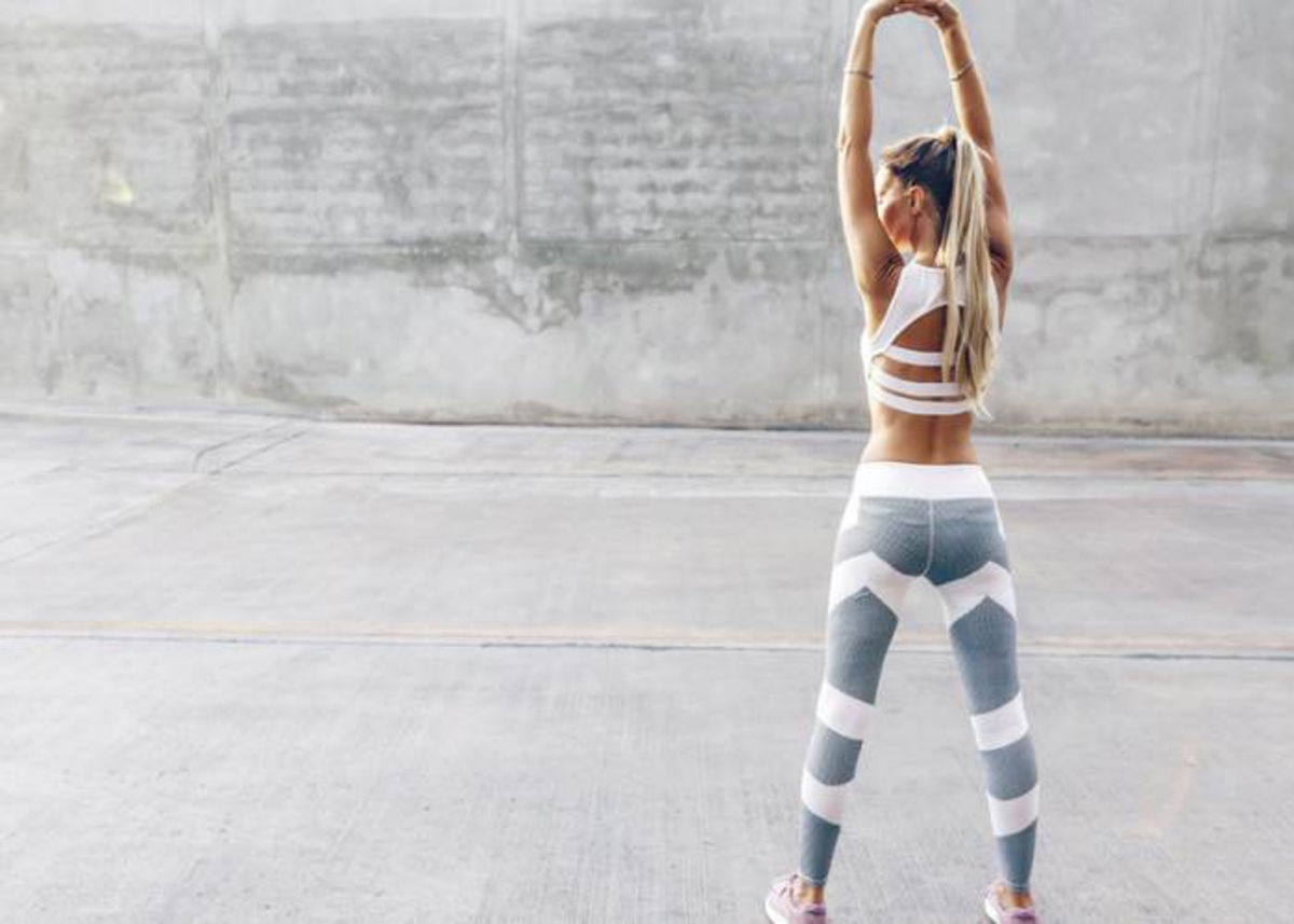 Mujer con brazos extendidos