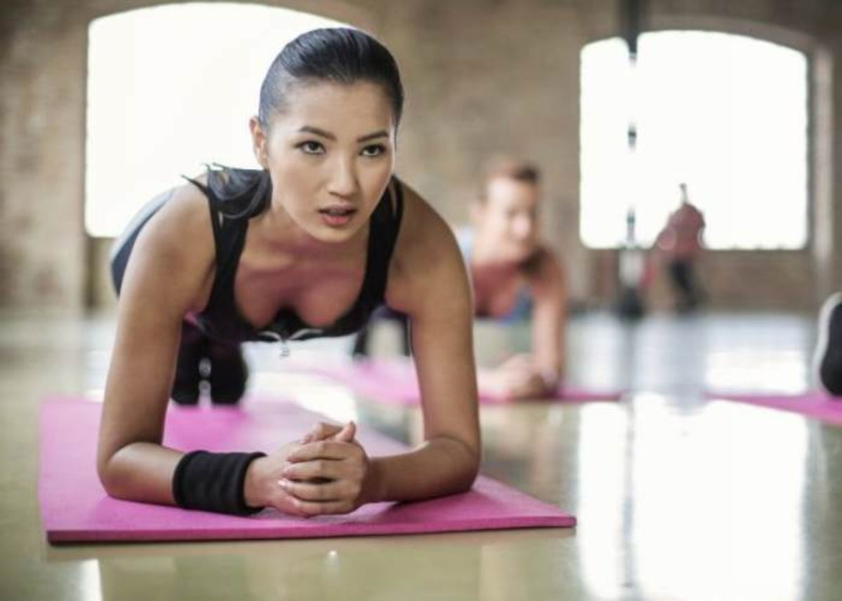 Mujer sobre esterilla