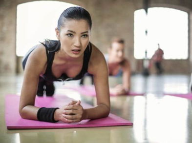 Trabaja el cuerpo con estos ejercicios de caminata en esterilla