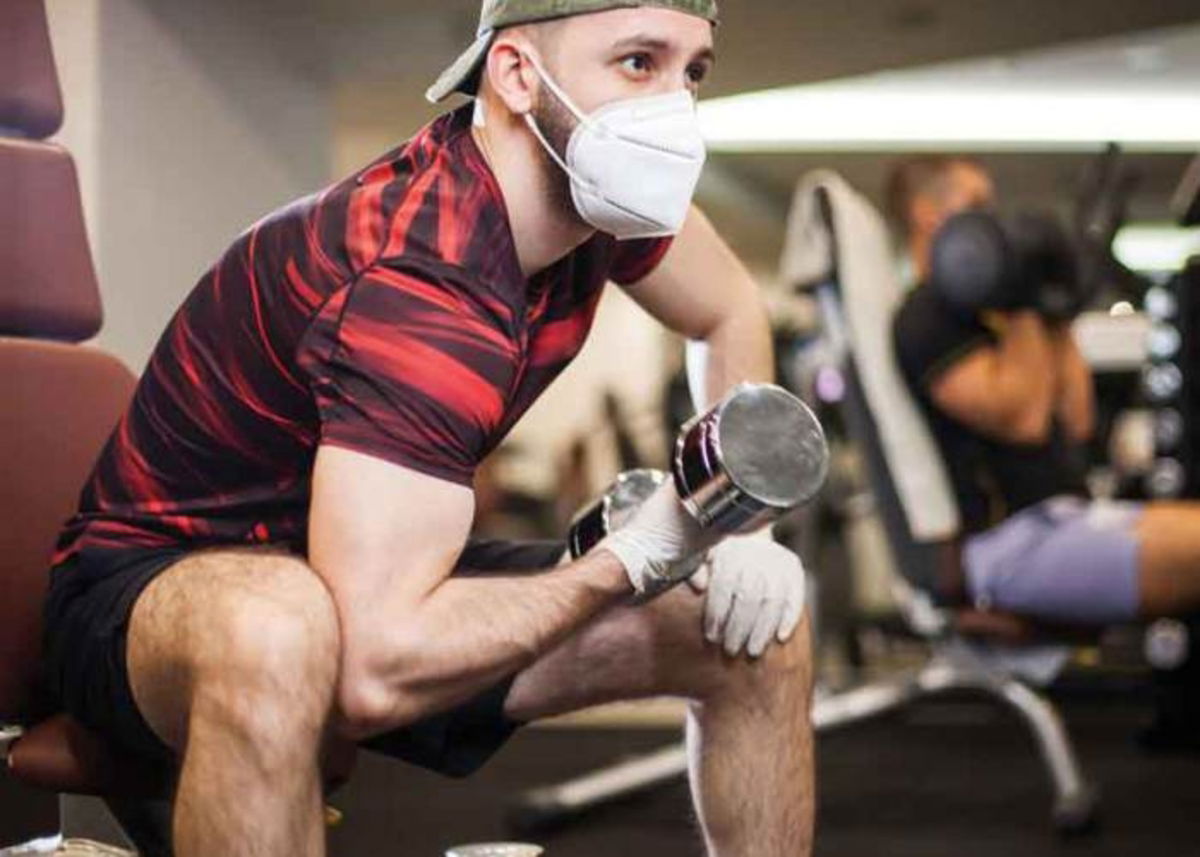 Perona ejercitándose cubrebocas