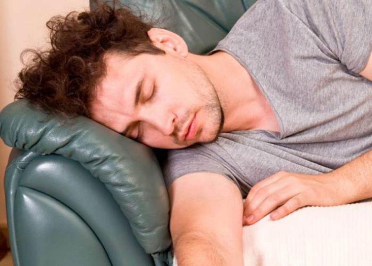 Persona acostada sillón