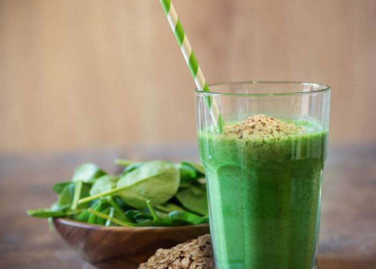 Vaso con bebida verde