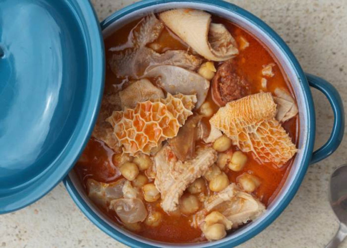 Cazuela con callos y garbanzo
