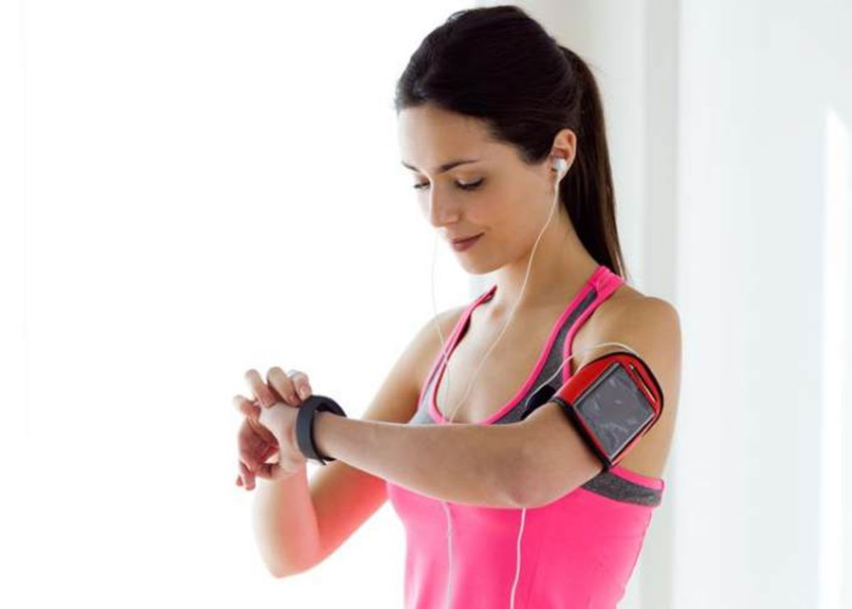 Deportista revisando pulsera inteligente