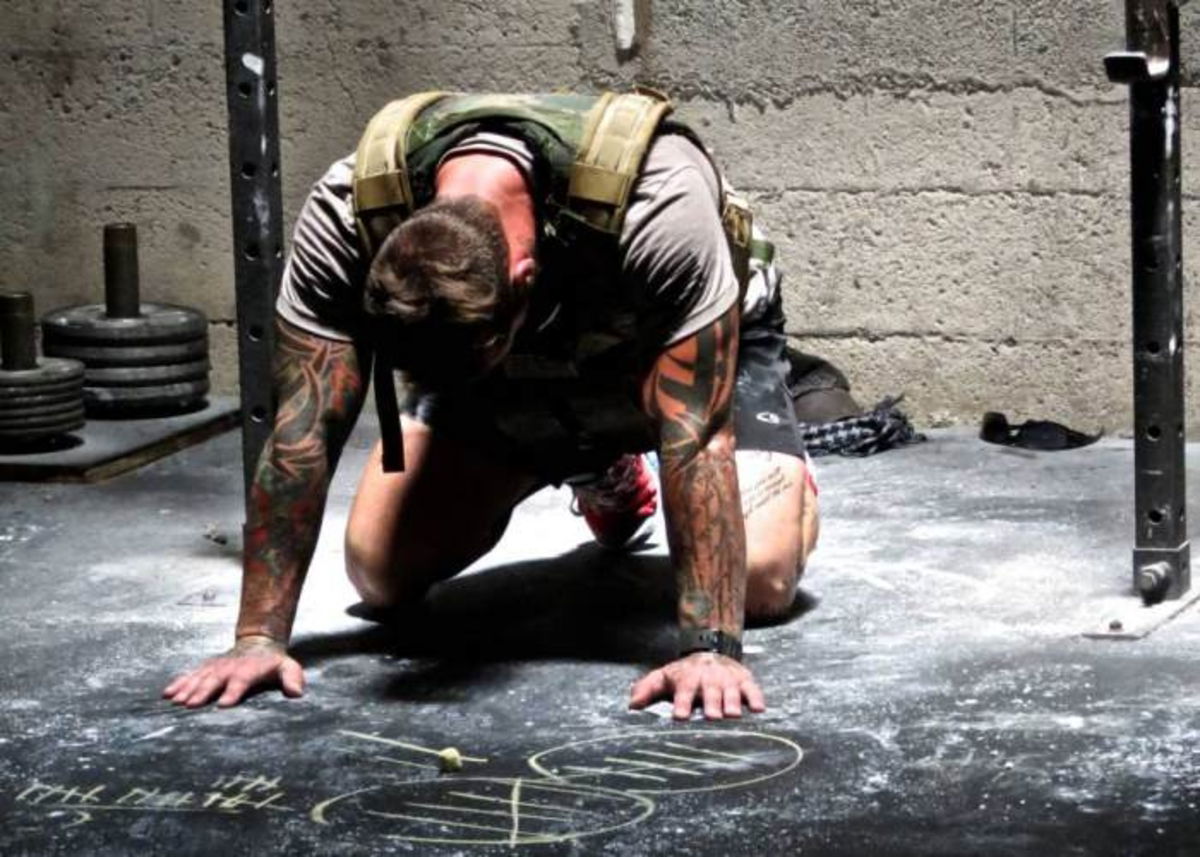 Hombre ejercitándose chaleco funcional