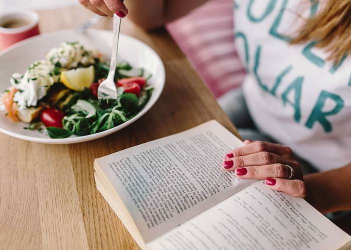 Mujer con libro y plato