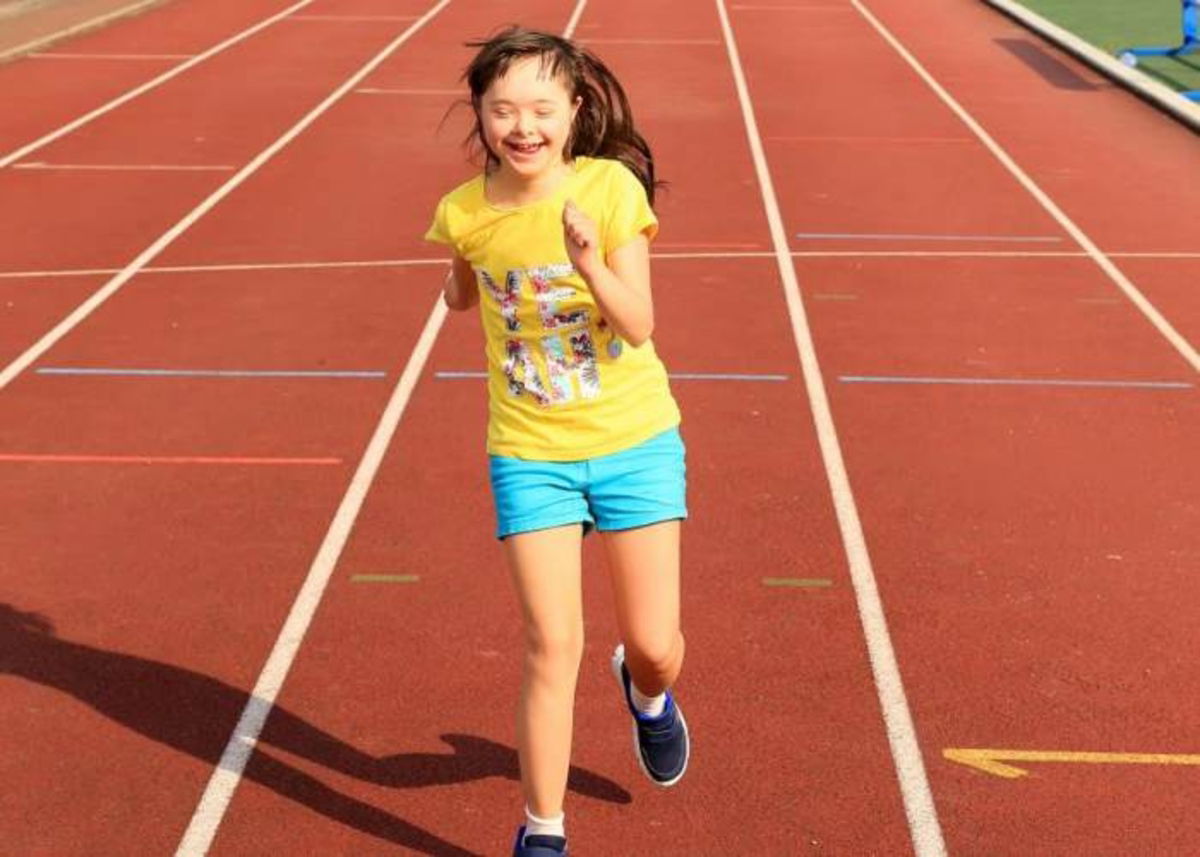 Niña Síndrome Down ejercitándose