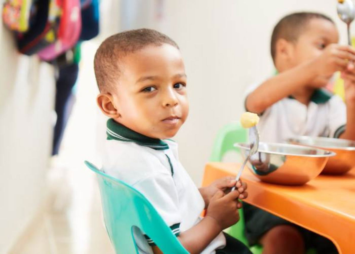 Niño con comida mano