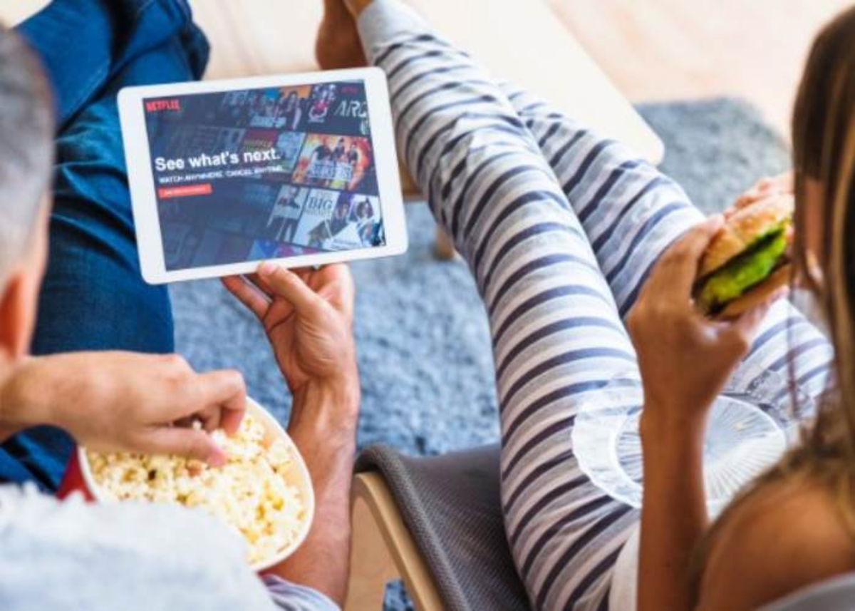 Pareja mirando película