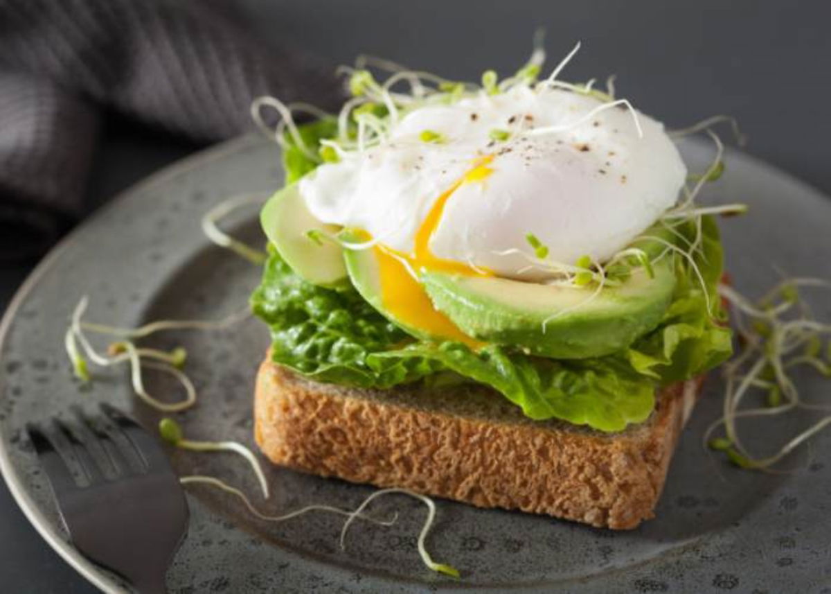Tosta con huevo poché