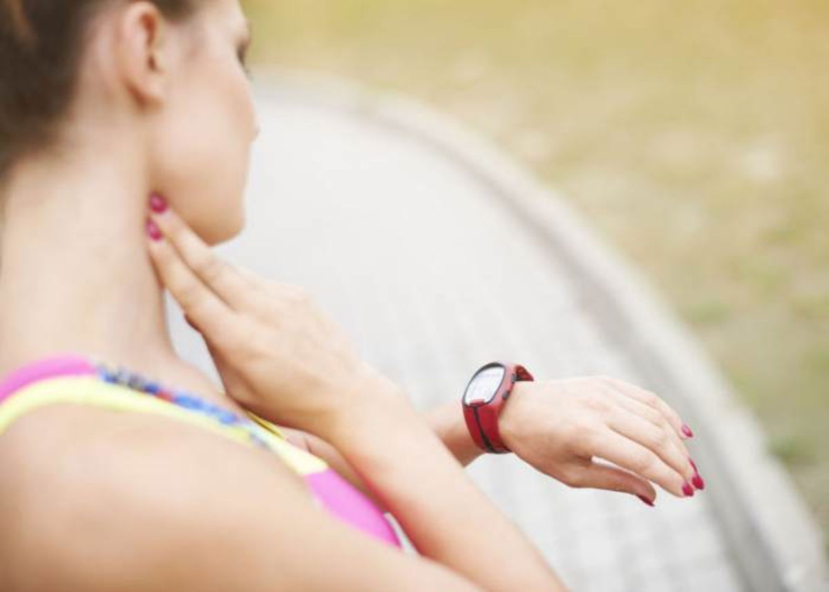 Mujer tomando pulsaciones