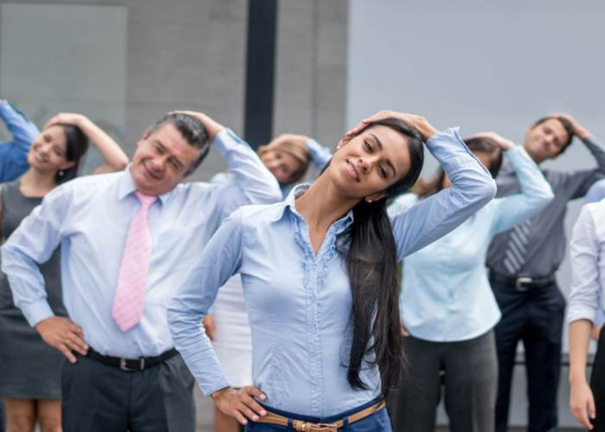 Personas oficina ejercitándose