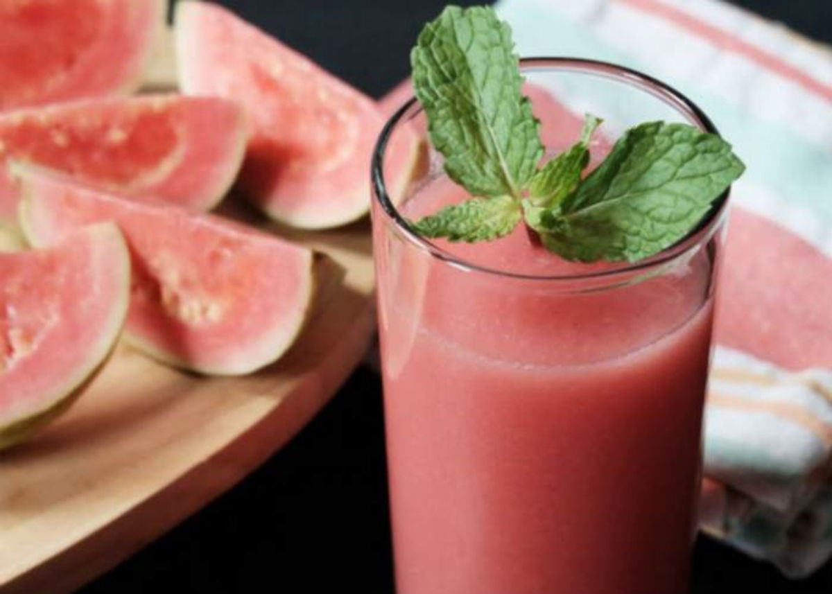 Vaso con agua guayaba