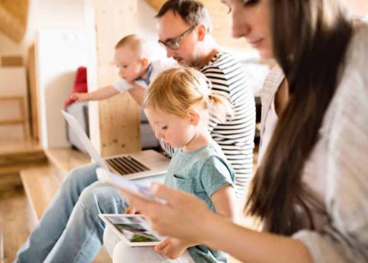 Familia con dispositivos
