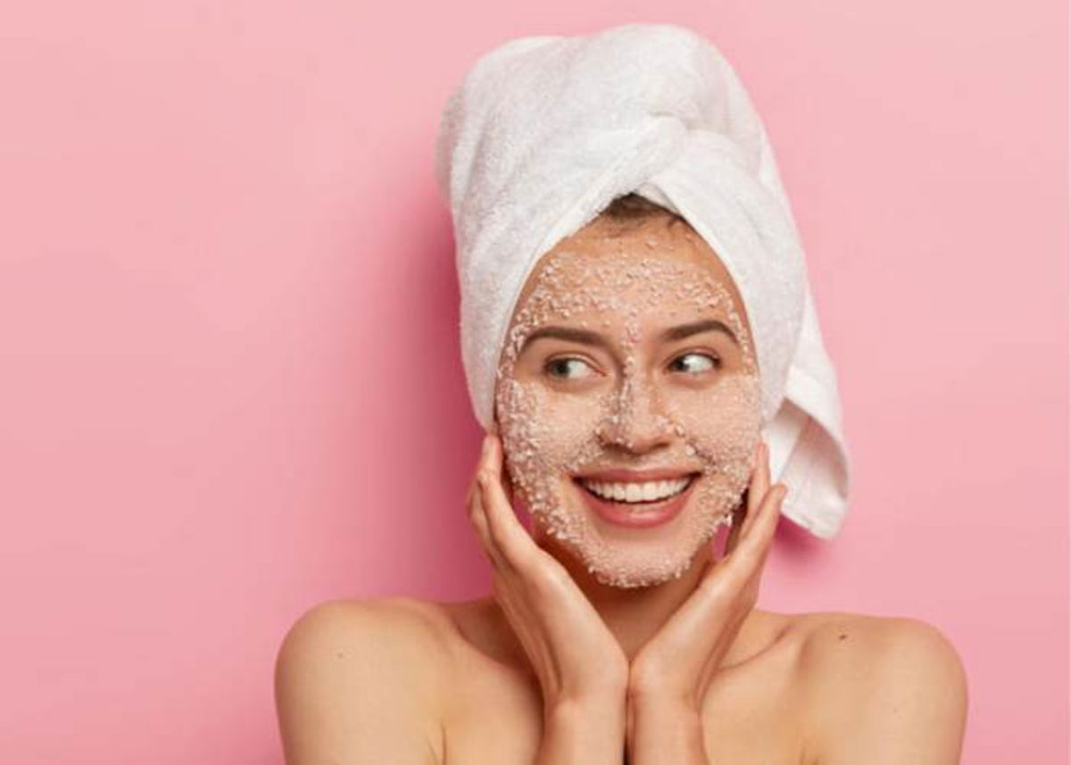 Mujer exfoliante arroz