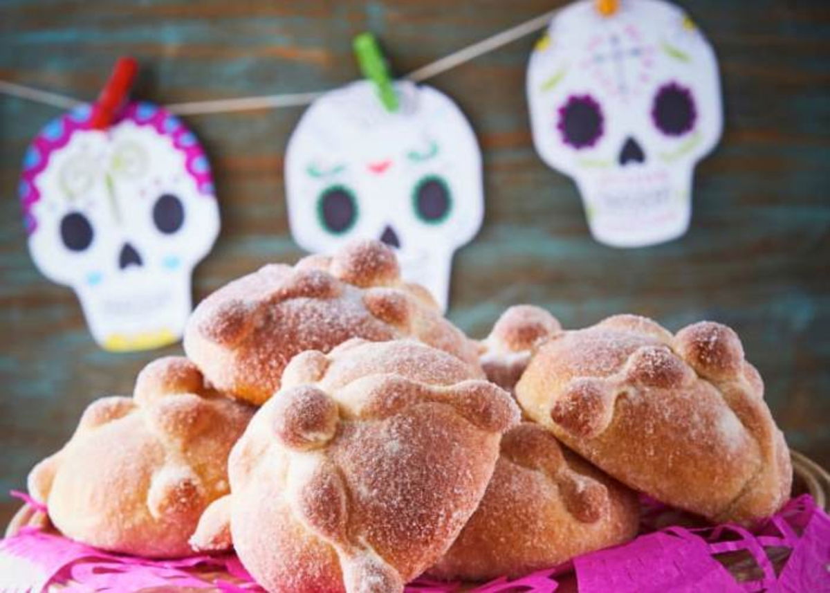 Pan de muerto sobre plato