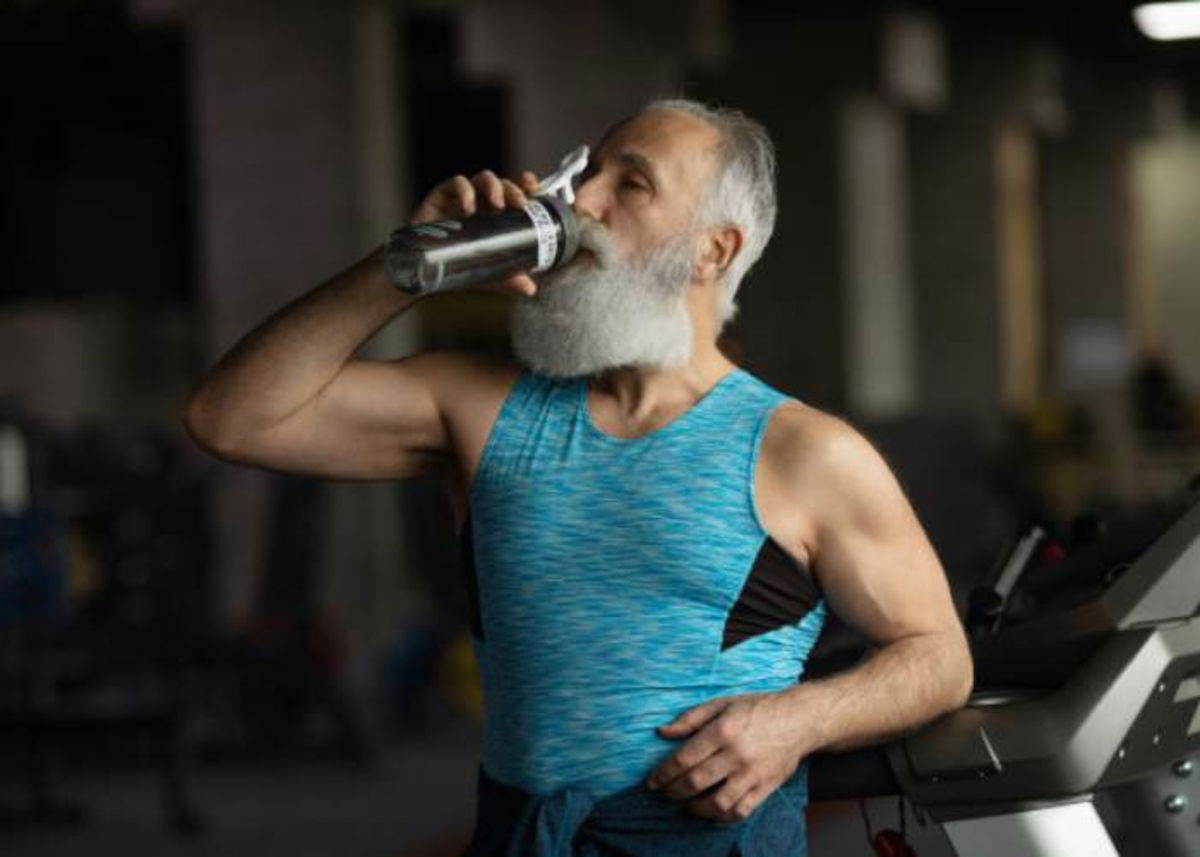 Persona mayor tomando zumo