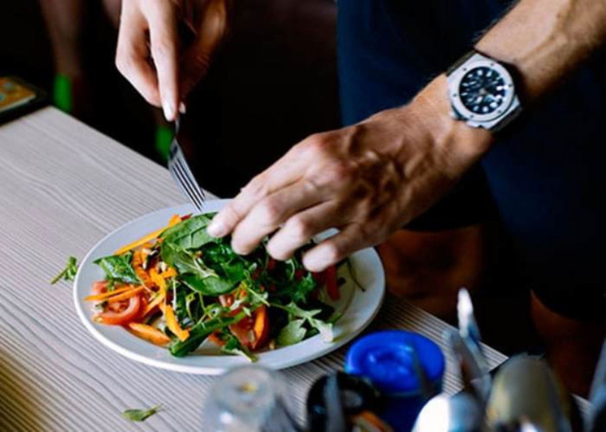 Persona preparando comida
