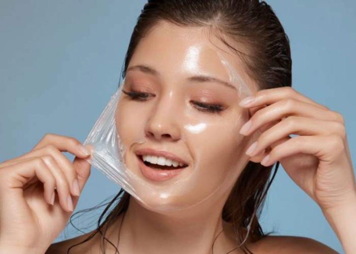 Mujer quitanto mascarilla rostro