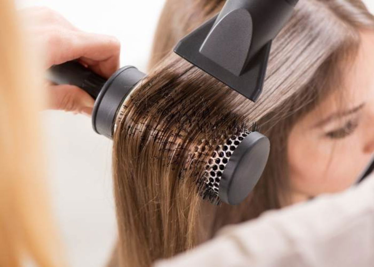Mujer secando cabello