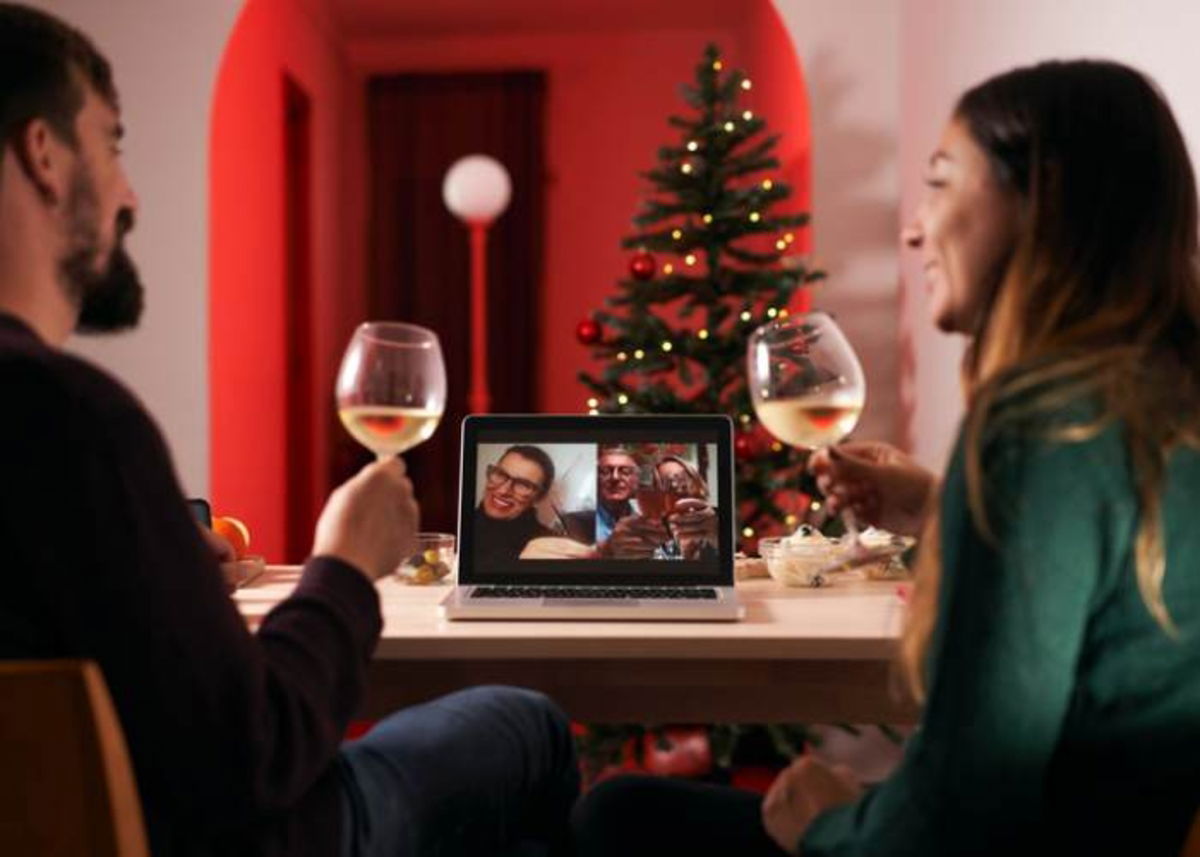Personas celebrando Navidad diferente