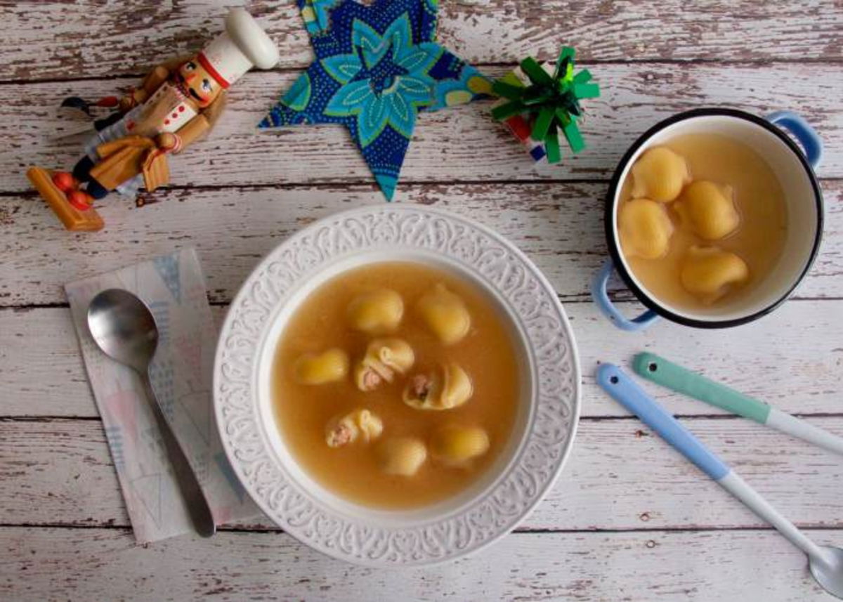 Plato con sopa de galets